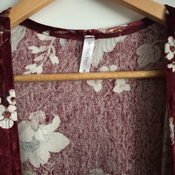 Acting Pro Floral Velvet Cardigan - Picture 2 of 3